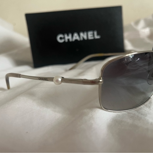 Vintage Chanel sunglasses from 2011 La Perle Collection - Picture 2 of 8